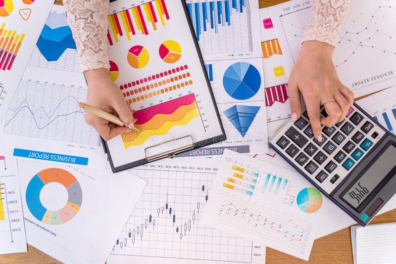 Επιχειρησιακό analytics με τις γραφικές παραστάσεις, διαγράμματα στοκ εικόνα Επιχειρησιακό analytics με τις γραφικές παραστάσεις, διαγράμματα στοκ εικόνα