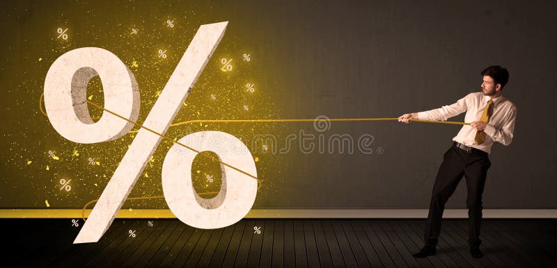 Επιχειρησιακό άτομο που τραβά το σχοινί με το μεγάλο procent σημάδι συμβόλων στοκ εικόνες Επιχειρησιακό άτομο που τραβά το σχοινί με το μεγάλο procent σημάδι συμβόλων στοκ εικόνες
