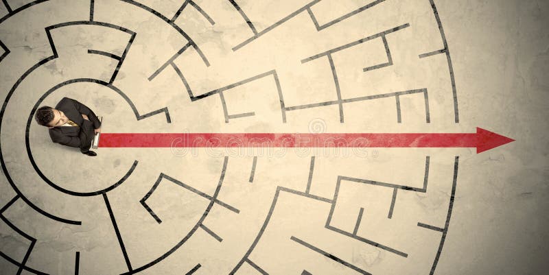 Επιχειρησιακό πρόσωπο που στέκεται στη μέση ενός κυκλικού λαβυρίνθου στοκ εικόνες Επιχειρησιακό πρόσωπο που στέκεται στη μέση ενός κυκλικού λαβυρίνθου στοκ εικόνες