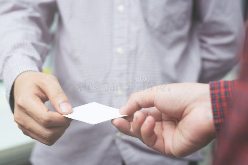 Επιχειρησιακών ατόμων η διαθέσιμη χεριών λαβής επιχείρησης θεάματος χλεύη καρτών καρτών κενή κενή άσπρη που αρχειοθετεί επάνω δίν στοκ εικόνες Επιχειρησιακών ατόμων η διαθέσιμη χεριών λαβής επιχείρησης θεάματος χλεύη καρτών καρτών κενή κενή άσπρη που αρχειοθετεί επάνω δίν στοκ εικόνες