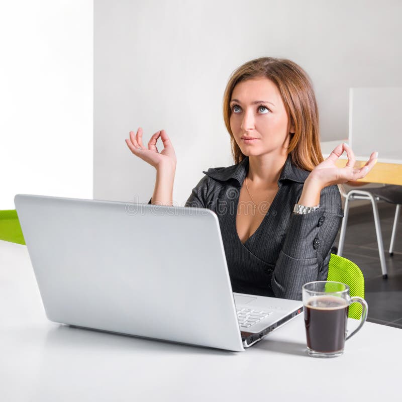 Επιχειρησιακών γυναικών κοντά στο lap-top Χαλαρωμένος εργαζόμενος γραφείων που κάνει την περισυλλογή γιόγκας κατά τη διάρκεια ενό στοκ εικόνες Επιχειρησιακών γυναικών κοντά στο lap-top Χαλαρωμένος εργαζόμενος γραφείων που κάνει την περισυλλογή γιόγκας κατά τη διάρκεια ενό στοκ εικόνες
