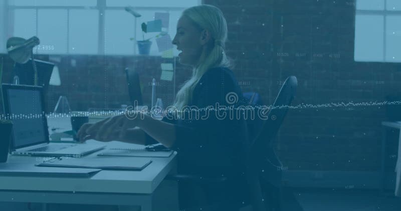 Εργάζεται σε μια γυναίκα γραφείου πληκτρολογώντας σε φορητό υπολογιστή με κίνηση επεξεργασίας δεδομένων πάνω από τη σκηνή του γραφ φιλμ μικρού μήκους