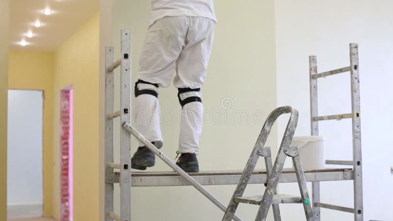 εργάτης με λευκή στολή ανεβαίνει απόθεμα βίντεο