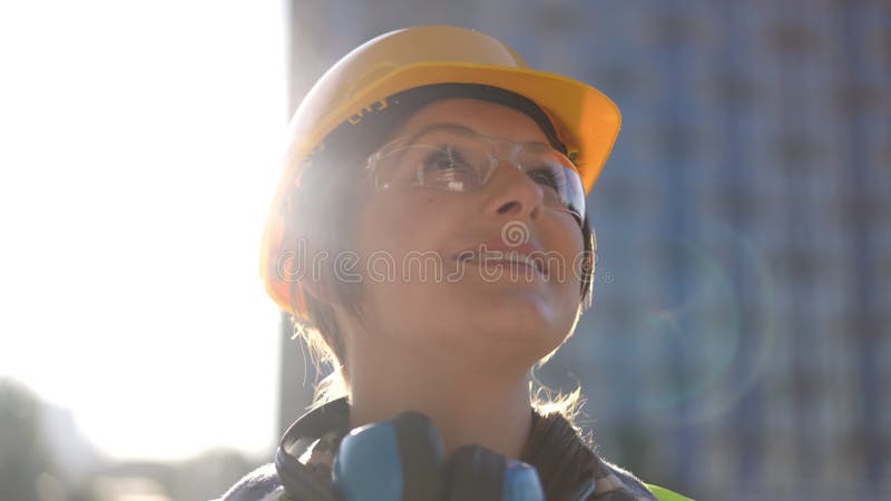 Εργάτης οικοδομών προετοιμάζεται επιμελώς για αυξημένη ασφάλεια και ασφάλεια στο εργοτάξιο φιλμ μικρού μήκους