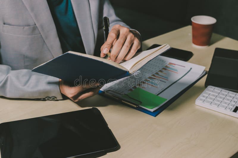 Εργαζόμενη από το σπίτι Κλείσιμο της επιχείρησης με χρήση φορητού υπολογιστή και ανάλυση της οικονομικής αναφοράς