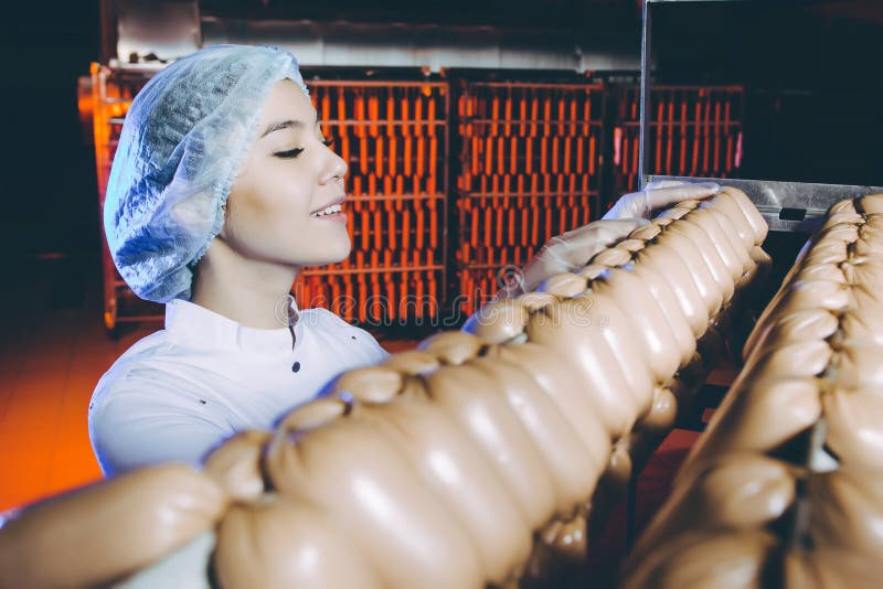 Εργαζόμενος παραγωγής εργοστασίων κρέατος λουκάνικων