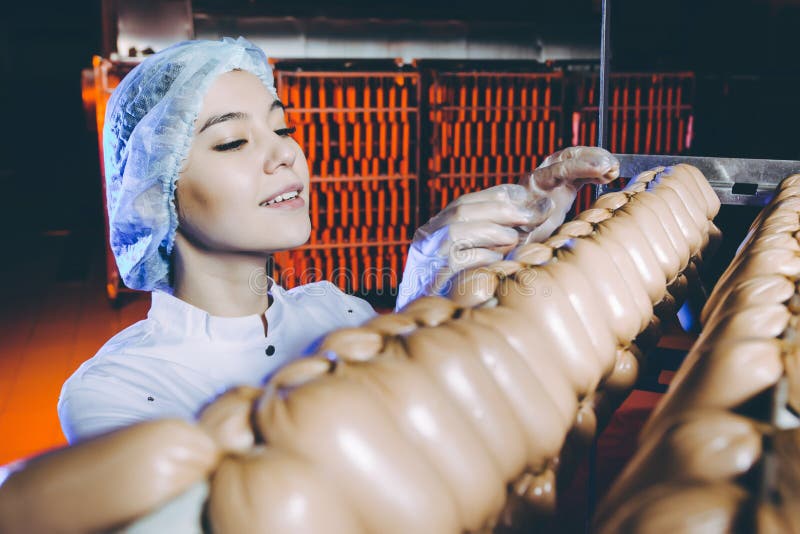 Εργαζόμενος παραγωγής εργοστασίων κρέατος λουκάνικων