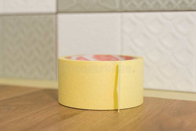Εργαζόμενος που προστατεύει countertop στην κουζίνα με την καλύπτοντας ταινία πρίν αρχίζει τις επισκευές κατασκευής με τα κεραμικ στοκ εικόνες με δικαίωμα ελεύθερης χρήσης Εργαζόμενος που προστατεύει countertop στην κουζίνα με την καλύπτοντας ταινία πρίν αρχίζει τις επισκευές κατασκευής με τα κεραμικ στοκ εικόνες με δικαίωμα ελεύθερης χρήσης