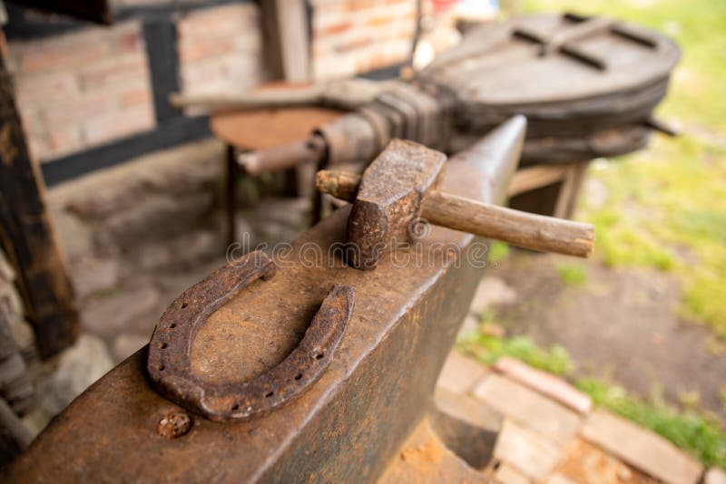Εργαλεία σε ένα παλαιό blacksmith& x27 εργαστήριο του s Πέταλο και σφυρί σε ένα μεγάλο αμόνι στοκ φωτογραφίες με δικαίωμα ελεύθερης χρήσης