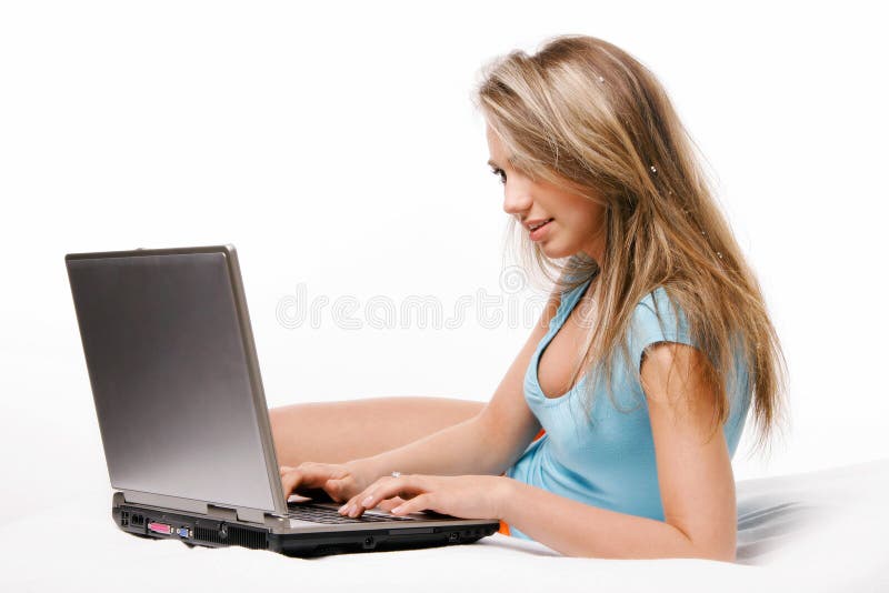 εργασία lap-top κοριτσιών στοκ φωτογραφίες εργασία lap-top κοριτσιών στοκ φωτογραφίες