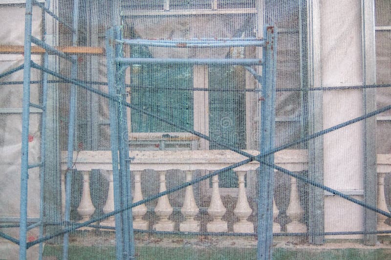 Εργασία αποκατάστασης εργοτάξιων οικοδομής για την ανακαίνιση της παλαιάς πρόσοψης του κτηρίου στοκ εικόνες Εργασία αποκατάστασης εργοτάξιων οικοδομής για την ανακαίνιση της παλαιάς πρόσοψης του κτηρίου στοκ εικόνες