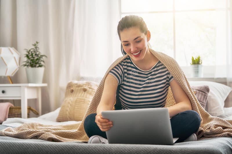 εργασία γυναικών lap-top στοκ φωτογραφίες με δικαίωμα ελεύθερης χρήσης