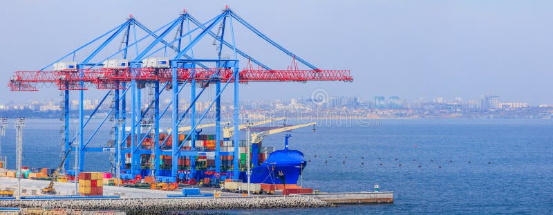 Εργασία του τερματικού εμπορευματοκιβωτίων για τη ναυτιλία των αγαθών στοκ φωτογραφία με δικαίωμα ελεύθερης χρήσης Εργασία του τερματικού εμπορευματοκιβωτίων για τη ναυτιλία των αγαθών στοκ φωτογραφία με δικαίωμα ελεύθερης χρήσης