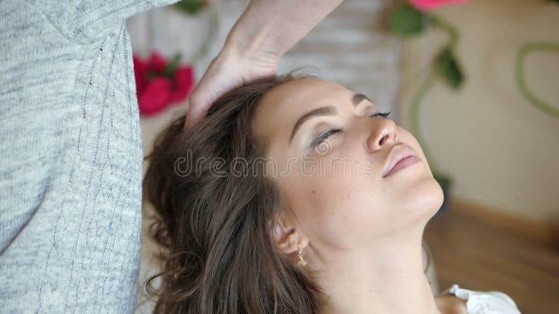 Εργασίες στιλίστων καλλιτεχνών Makeup με το πρότυπο ο κομμωτής κάνει τον προσδιορισμό τρίχας του προτύπου απόθεμα βίντεο