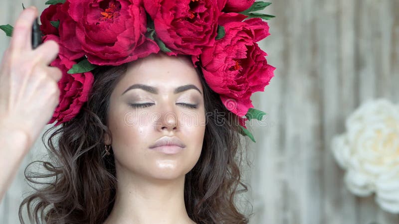 Εργασίες στιλίστων καλλιτεχνών Makeup με το πρότυπο ο κομμωτής κάνει τον προσδιορισμό τρίχας του προτύπου απόθεμα βίντεο