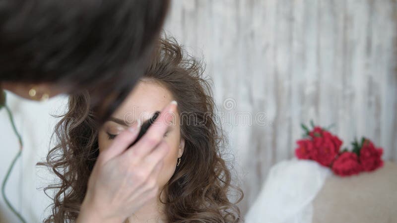 Εργασίες στιλίστων καλλιτεχνών Makeup με το πρότυπο ο κομμωτής κάνει τον προσδιορισμό τρίχας του προτύπου ο στιλίστας κομμωτών κα φιλμ μικρού μήκους