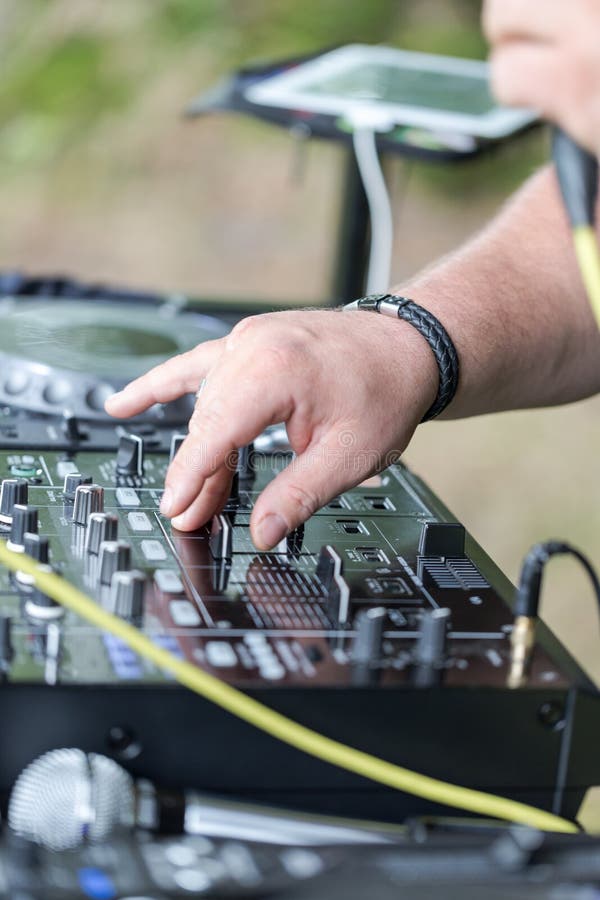 Εργασίες του DJ για την κονσόλα μιγμάτων στο υπαίθριο κόμμα στοκ φωτογραφία με δικαίωμα ελεύθερης χρήσης Εργασίες του DJ για την κονσόλα μιγμάτων στο υπαίθριο κόμμα στοκ φωτογραφία με δικαίωμα ελεύθερης χρήσης