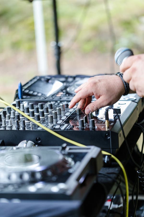 Εργασίες του DJ για την κονσόλα μιγμάτων στο υπαίθριο κόμμα στοκ εικόνες με δικαίωμα ελεύθερης χρήσης Εργασίες του DJ για την κονσόλα μιγμάτων στο υπαίθριο κόμμα στοκ εικόνες με δικαίωμα ελεύθερης χρήσης