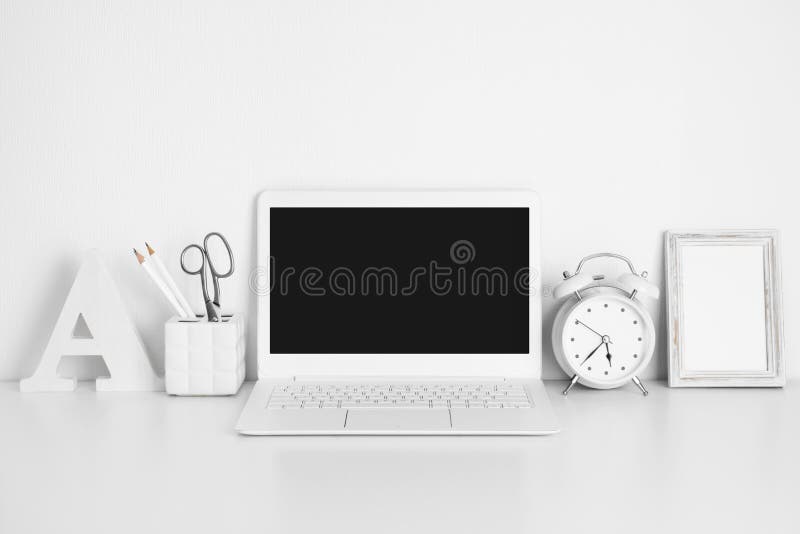 Εργασιακός χώρος με το άσπρο lap-top στην έννοια πινάκων, εκπαίδευσης ή επιχειρήσεων στοκ εικόνες Εργασιακός χώρος με το άσπρο lap-top στην έννοια πινάκων, εκπαίδευσης ή επιχειρήσεων στοκ εικόνες