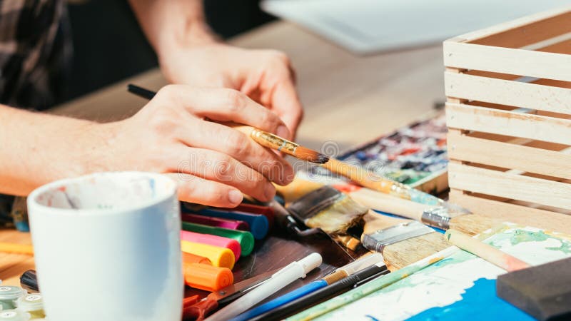 Εργασιακός χώρος χεριών δεικτών πινέλων εργαλείων καλλιτεχνών στοκ εικόνες Εργασιακός χώρος χεριών δεικτών πινέλων εργαλείων καλλιτεχνών στοκ εικόνες