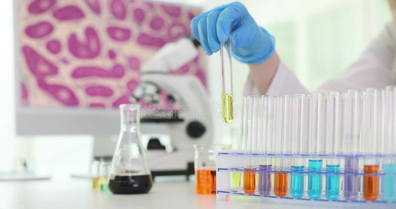 εργαστήριο χέρι παίρνει γυάλινο σωλήνα από το rack στο χώρο εργασίας απόθεμα βίντεο