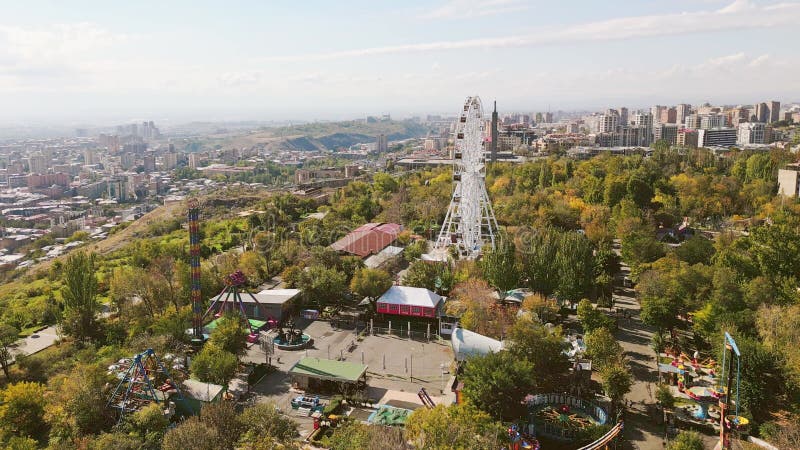 ερεβάν αρμενία 19 οκτωβρίου 2024 : εναέρια στατική θέα επισκέπτες κάνουν βόλτα σε καρουσέλ στο λούνα παρκ νίκη την ηλιόλουστη φθιν απόθεμα βίντεο