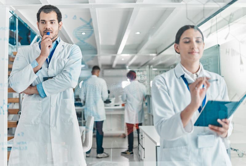 ερευνητής ομάδας και σύνταξη για φόρμουλα dna στο εργαστήριο με ευρω-επιστημονική ιατρική ερώτηση και βιοτεχνολογία στοκ εικόνα