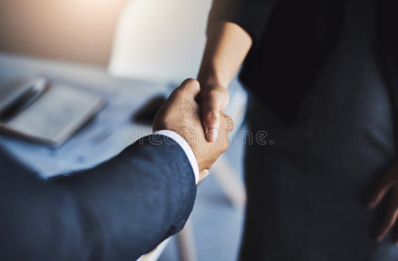 Εριιχειρηατίε και υριοδοχή ε χειραψία για εισαγωγή σε συνέντευξη και συνεργασία. Συνεδρίαση προσωπικού και στοκ φωτογραφία με δικαίωμα ελεύθερης χρήσης