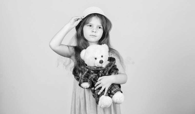 Ερωτευμένος με χαριτωμένο teddy αντέξτε E Τρυφερές συνδέσεις Το μικρό κορίτσι παιδιών αγκαλιάζει προσεκτικά το μαλακό παιχνίδι te στοκ φωτογραφία με δικαίωμα ελεύθερης χρήσης Ερωτευμένος με χαριτωμένο teddy αντέξτε E Τρυφερές συνδέσεις Το μικρό κορίτσι παιδιών αγκαλιάζει προσεκτικά το μαλακό παιχνίδι te στοκ φωτογραφία με δικαίωμα ελεύθερης χρήσης