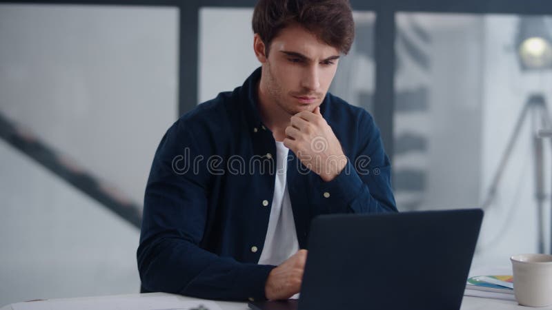 εστιασμένος επιχειρηματίας που εργάζεται σε φορητό υπολογιστή στο γραφείο. τύπος που διαβάζει κείμενο στο σημειωματάριο
