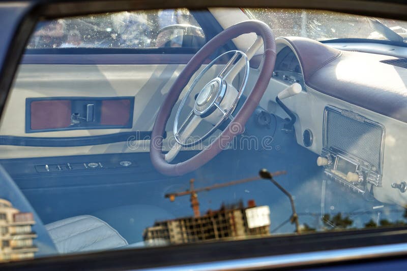 Εσωτερική αναδρομική άποψη αυτοκινήτων από την πλευρά, εσωτερικό και παλαιό τιμόνι δέρματος στοκ εικόνες με δικαίωμα ελεύθερης χρήσης Εσωτερική αναδρομική άποψη αυτοκινήτων από την πλευρά, εσωτερικό και παλαιό τιμόνι δέρματος στοκ εικόνες με δικαίωμα ελεύθερης χρήσης