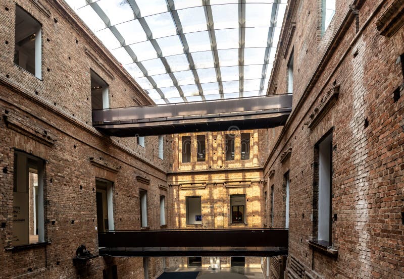 Εσωτερικό Pinacoteca του κράτους του Σάο Πάολο - του Σάο Πάολο, Βραζιλία στοκ φωτογραφία με δικαίωμα ελεύθερης χρήσης Εσωτερικό Pinacoteca του κράτους του Σάο Πάολο - του Σάο Πάολο, Βραζιλία στοκ φωτογραφία με δικαίωμα ελεύθερης χρήσης