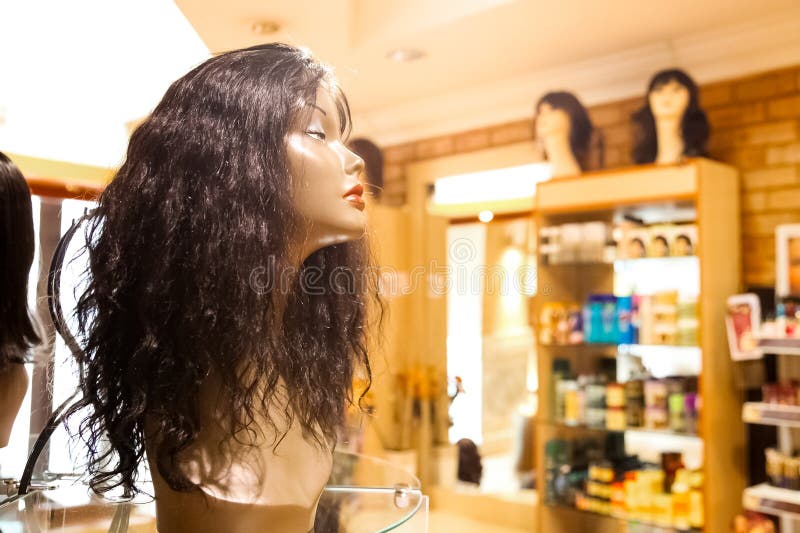 Εσωτερικό ενός Up-Market λιανικού καταστήματος περουκών στοκ φωτογραφία με δικαίωμα ελεύθερης χρήσης Εσωτερικό ενός Up-Market λιανικού καταστήματος περουκών στοκ φωτογραφία με δικαίωμα ελεύθερης χρήσης