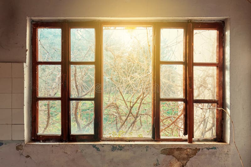 Εσωτερικό ενός σπιτιού με τον παλαιό, βρώμικο και ραγισμένο άσπρο τοίχο και ενός σπασμένου πλαισίου παραθύρων με μια πράσινη άποψ στοκ φωτογραφία με δικαίωμα ελεύθερης χρήσης Εσωτερικό ενός σπιτιού με τον παλαιό, βρώμικο και ραγισμένο άσπρο τοίχο και ενός σπασμένου πλαισίου παραθύρων με μια πράσινη άποψ στοκ φωτογραφία με δικαίωμα ελεύθερης χρήσης