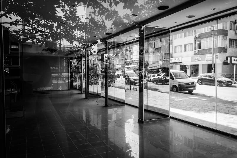 Εσωτερικό κτηρίου Desolated με τον καθρέφτη και το αντανακλαστικό πάτωμα - Τουρκία στοκ εικόνες Εσωτερικό κτηρίου Desolated με τον καθρέφτη και το αντανακλαστικό πάτωμα - Τουρκία στοκ εικόνες