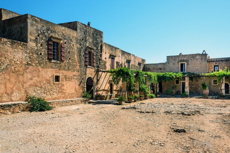 Εσωτερικό μοναστήρι κήπων Arkadi, Κρήτη, Ελλάδα στοκ φωτογραφία με δικαίωμα ελεύθερης χρήσης Εσωτερικό μοναστήρι κήπων Arkadi, Κρήτη, Ελλάδα στοκ φωτογραφία με δικαίωμα ελεύθερης χρήσης