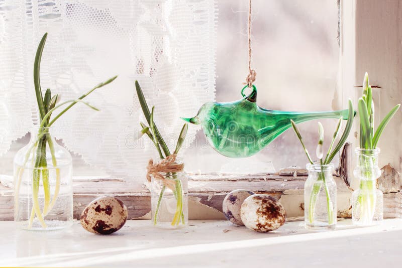 Εσωτερικό Πάσχας με τα snowdrops και τα αυγά ορτυκιών στοκ φωτογραφία με δικαίωμα ελεύθερης χρήσης Εσωτερικό Πάσχας με τα snowdrops και τα αυγά ορτυκιών στοκ φωτογραφία με δικαίωμα ελεύθερης χρήσης