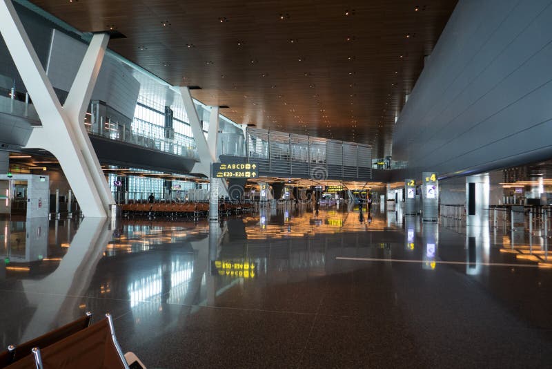 εσωτερικό στο διεθνές αεροδρόμιο hamad στο κατάρ της ντόχα. στοκ εικόνες