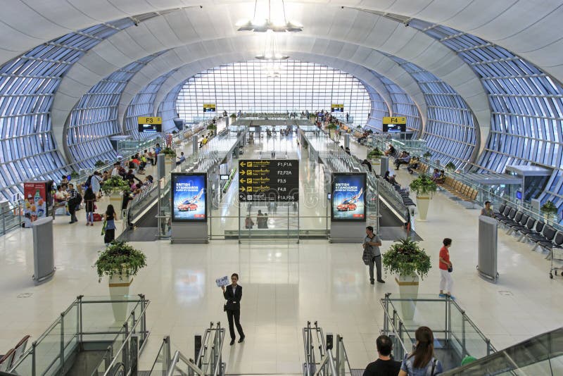 Εσωτερικό του αερολιμένα Suvarnabhumi της Μπανγκόκ, ένας από δύο διεθνείς αερολιμένες που εξυπηρετούν τη Μπανγκόκ