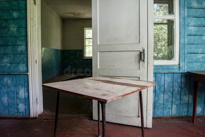 Εσωτερικό του παλαιού σπιτιού στο εγκαταλειμμένο στρατόπεδο παιδιών στοκ φωτογραφία με δικαίωμα ελεύθερης χρήσης Εσωτερικό του παλαιού σπιτιού στο εγκαταλειμμένο στρατόπεδο παιδιών στοκ φωτογραφία με δικαίωμα ελεύθερης χρήσης