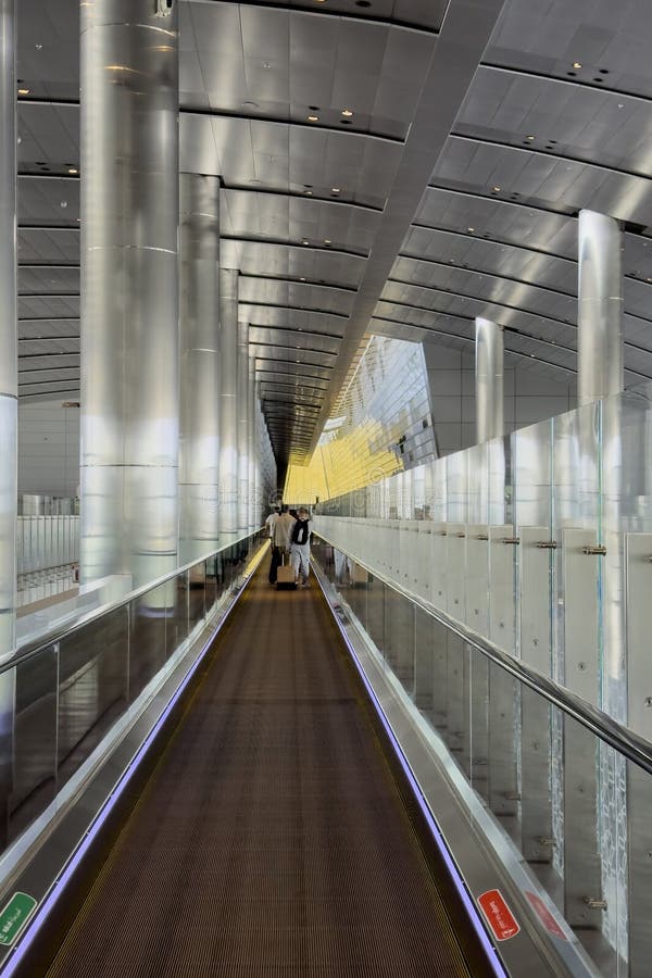Εσωτερικό του σύγχρονου αεροδρομίου στη Doha HIA Hamad International Doha Qatar στοκ εικόνα με δικαίωμα ελεύθερης χρήσης