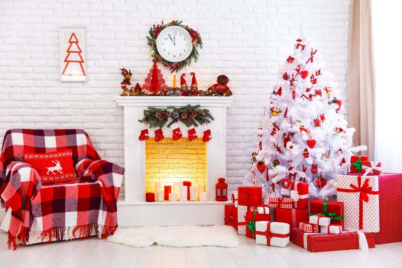 Εσωτερικό Χριστουγέννων στα κόκκινα και άσπρα χρώματα με το δέντρο και το firepla