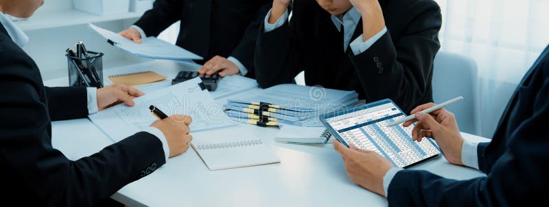 εταιρική λογιστική χρήση λογιστικό λογισμικό σε φορητό υπολογιστή. κενό. εταιρικοί λογιστές χρησιμοποιούν λογισμικό λογιστικής σε tablet για τον υπολογισμό και τη μεγιστοποίηση των φορολογικών επιστροφών και τη βελτίωση της οικονομικής απόδοσης με βάση οικονομικά δεδομένα. έννοια σύγχρονης επιχειρηματικής λογιστικής.
