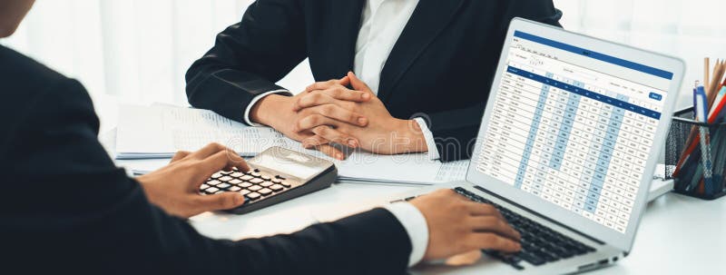 εταιρική λογιστική χρήση λογιστικό λογισμικό σε φορητό υπολογιστή. κενό στοκ φωτογραφίες