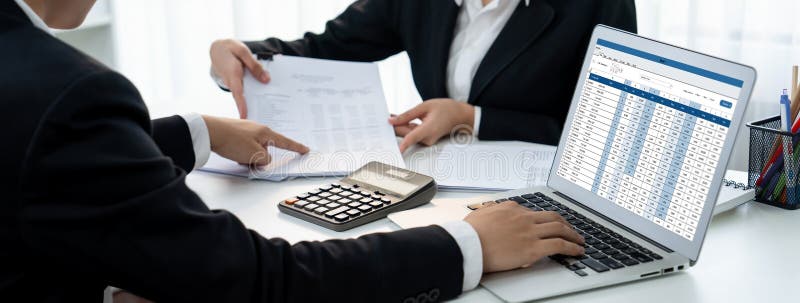 εταιρική λογιστική χρήση λογιστικό λογισμικό σε φορητό υπολογιστή. κενό στοκ φωτογραφία με δικαίωμα ελεύθερης χρήσης
