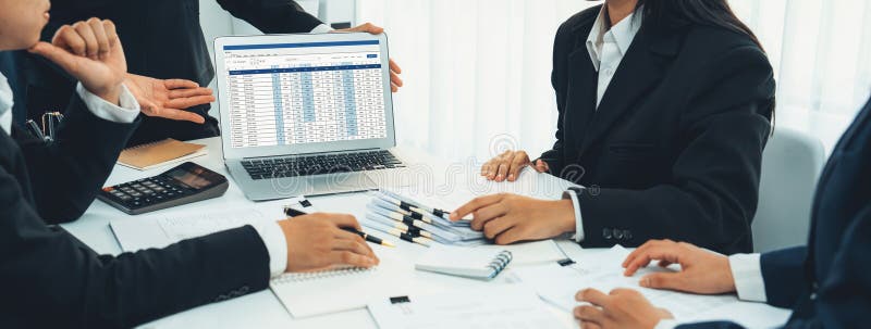 εταιρική λογιστική χρήση λογιστικό λογισμικό σε φορητό υπολογιστή. κενό στοκ φωτογραφία με δικαίωμα ελεύθερης χρήσης