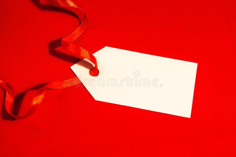 ετικέτα έκπτωσης λευκό με κόκκινη κορδέλα σε σμαραγδί πράσινο φόντο. στοκ φωτογραφίες με δικαίωμα ελεύθερης χρήσης