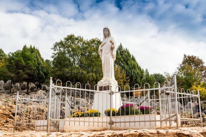Ευλογημένο άγαλμα της Virgin Mary στο λόφο εμφάνισης στοκ φωτογραφία με δικαίωμα ελεύθερης χρήσης Ευλογημένο άγαλμα της Virgin Mary στο λόφο εμφάνισης στοκ φωτογραφία με δικαίωμα ελεύθερης χρήσης