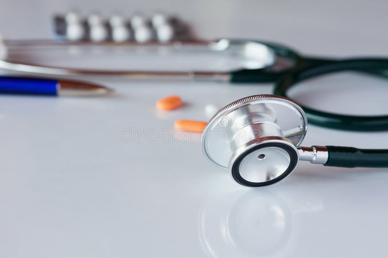 λευκό στηθοσκοπίων οργάνων γιατρών ανασκόπησης στοκ εικόνες λευκό στηθοσκοπίων οργάνων γιατρών ανασκόπησης στοκ εικόνες
