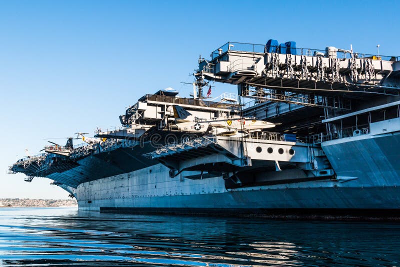 Ευρισκόμενο στη μέση του δρόμου μουσείο USS στο Σαν Ντιέγκο, Καλιφόρνια στοκ εικόνα Ευρισκόμενο στη μέση του δρόμου μουσείο USS στο Σαν Ντιέγκο, Καλιφόρνια στοκ εικόνα